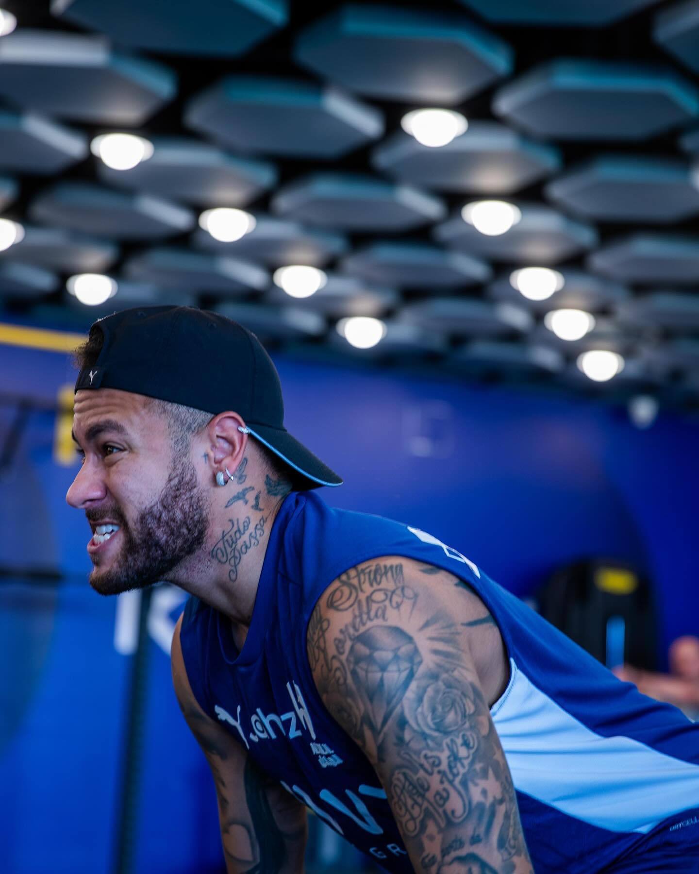 太阳报：女演员悉尼妹恢复单身后收到了大量英超球星的私信