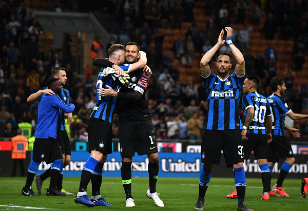 世界冠军黄雅琼、刘雨辰举行婚礼，樊振东、汪顺送上视频祝福