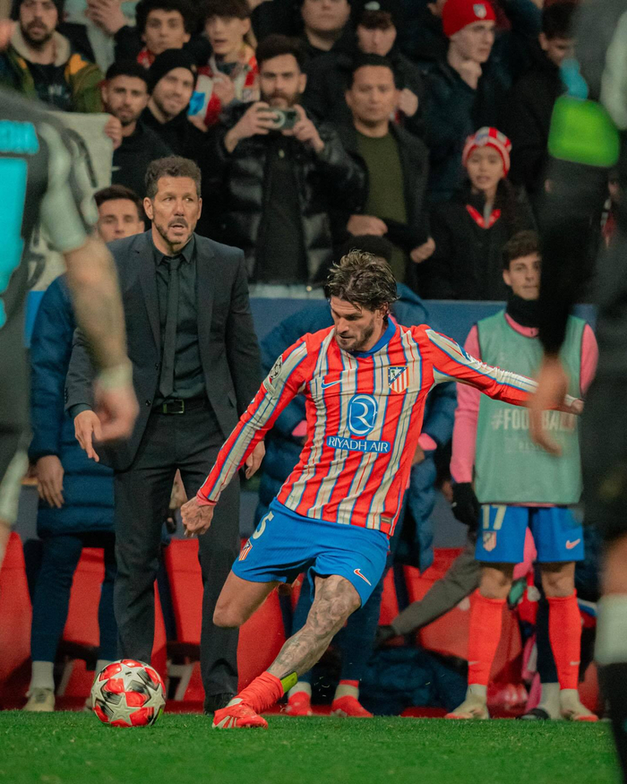 挑衅中国！日本球星三笘薰手持日本二战战犯照片，网友：封杀他